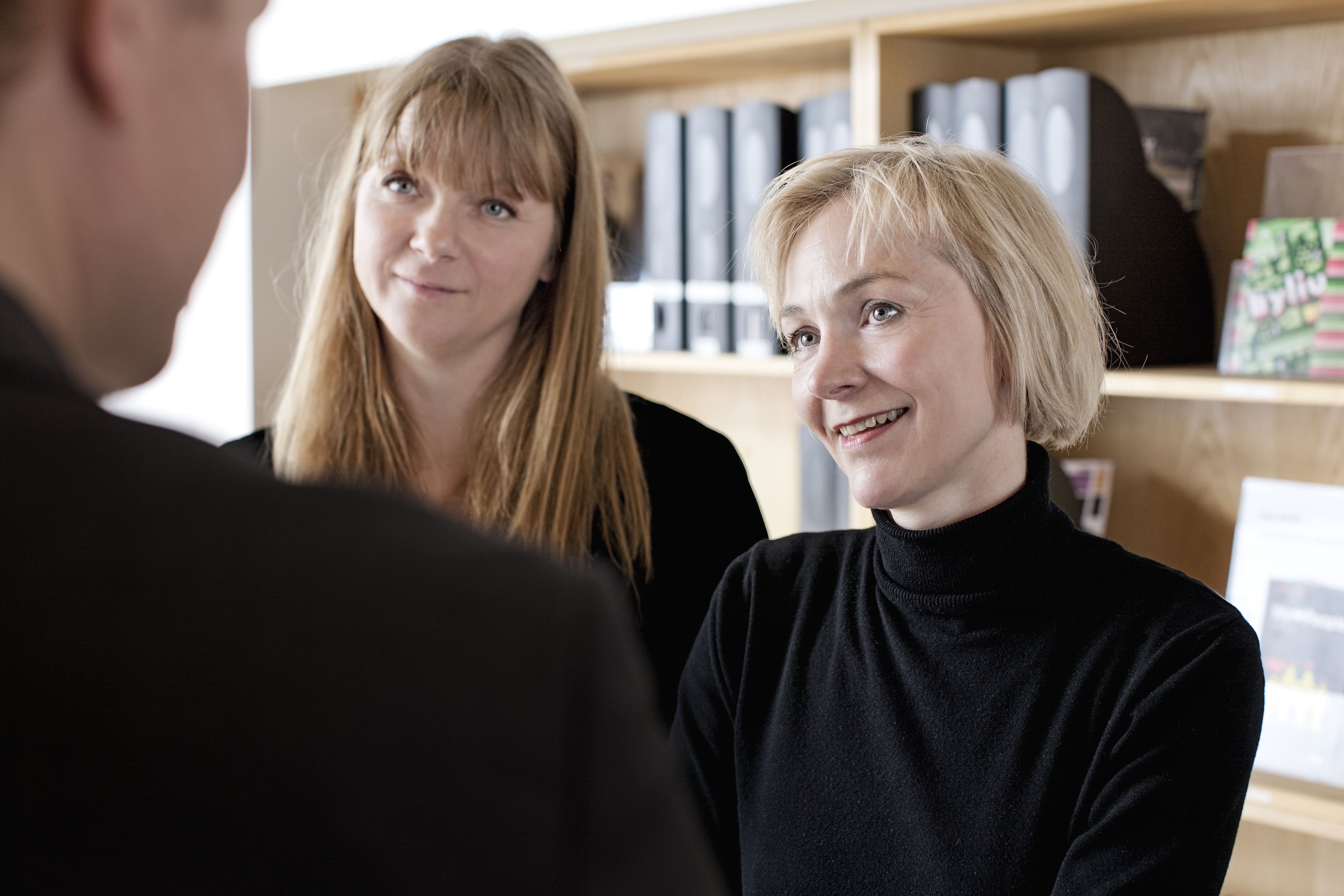Employees In A Conversation Ns 03348 Ger Min