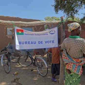 DSC05920 Lokationen For Afstemning Er Ikke Afgørende Den Kan Etableres Hvor Som Helst Her Et Valgsted På Savannen I Burkina