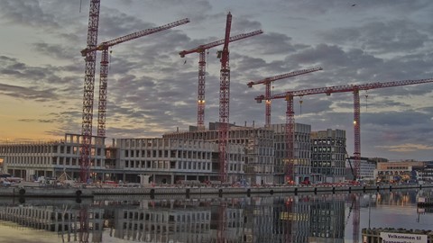 Flot morgenblik med spejling i havnen. Hovedsædet ligger på Holm 8 nord for Trælastholmen i Københavns Nordhavn. 