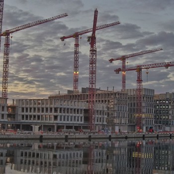 Flot morgenblik med spejling i havnen. Hovedsædet ligger på Holm 8 nord for Trælastholmen i Københavns Nordhavn. 