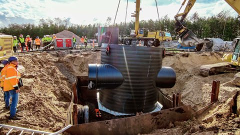 Flere interesserede var mødt op for at se installationen af den nye brønd i Hjallerup.