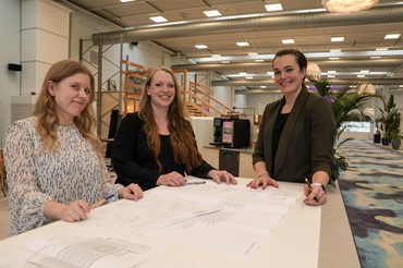 Fra venstre: Kirstine Mia Odgaard,  Elisabet Høpfner Flejsborg og Lise Vedelsby er i praktik som henholdsvis ingeniør, ingeniør og bygningskonstruktør  i Byggeri Øst i Allerød. De er vilde med at prøve kræfter med ingeniørverdens udfordringer.