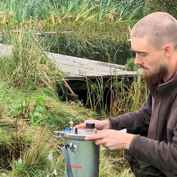 Med eDNA (environmental DNA eller miljø-DNA) kortlægger vi biodiversitet. 